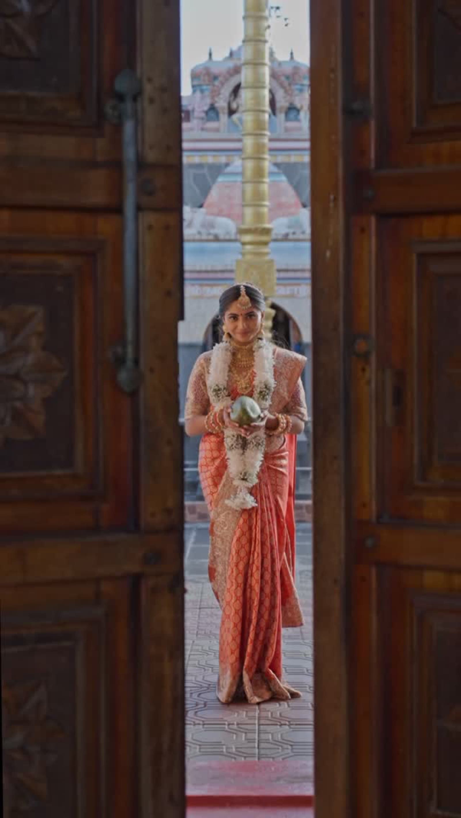 Shehnayee bride in red and gold
